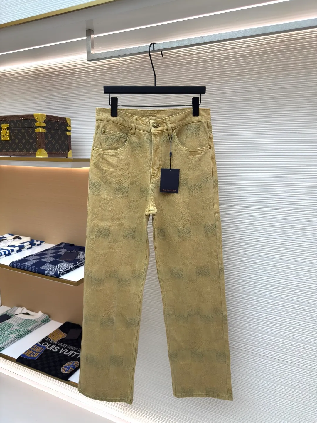 LOUIS VUITTON turquoise denim trousers ●Authentic product: Purchased and developed by 14570 ●Item number: 1680008-B40 ●Material: denim fabric ●Technology: jacquard production ●Version: fitted version ●Weight: about 760 grams ●Size: 30-32-34-36 ●Description: Made of custom-woven denim denim, custom-dyed with counter-color indigo effect to make 3D checkered jacquard process. Through the yarn-dyed jacquard process, various patterns and patterns are woven directly into the fabric during the weaving process, making the surface of the denim appear richer in texture and visual effects. The fabric goes through sand washing process and special dyeing technology! Customized accessories, complete with three standards. The overall wiring is straight and delicate, the fabric is comfortable and soft, and the color is consistent without color difference. It can be matched with the same style to create a fashionable look and control various occasions. Customized accessories, complete with three standards, same style for men and women!